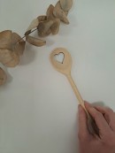 cucchiaio in legno con decorazione cuore - 30 cm